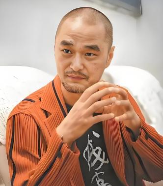 冯唐说：

“我以前喝酒，一劝就干，不劝也干，一直干到丑态百出。醒悟后才发现，什