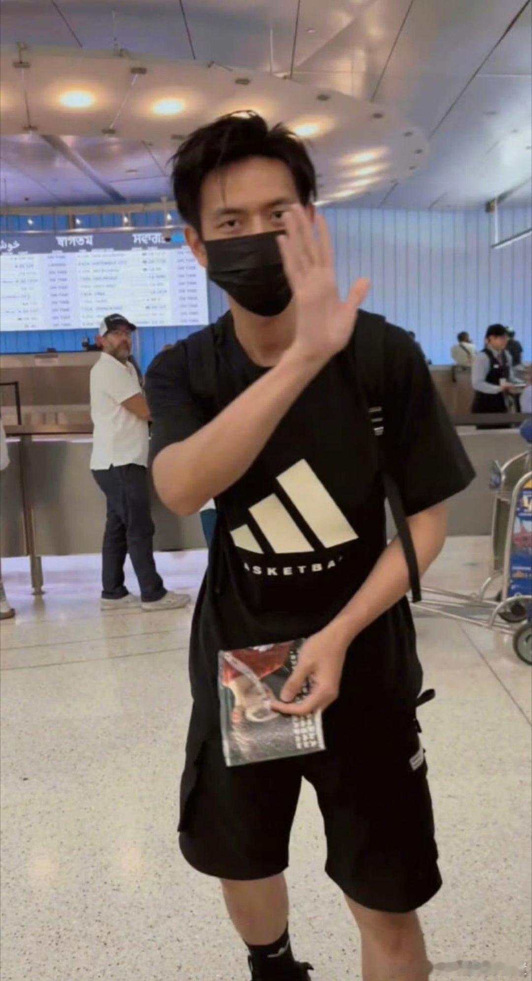 李现抵达洛杉矶 ​​​