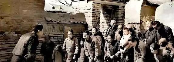 1949年秋，地主钱满堂收到三儿子从城里寄来的信。就三行字：“爹，速卖田产，带娘