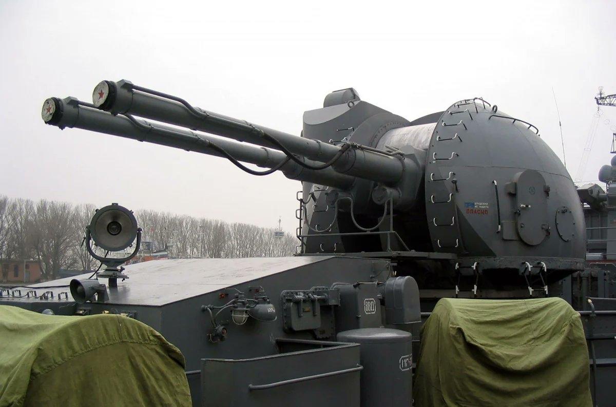 AK-130 是现役最强大的舰炮系统之一。由苏联兵工厂设计局在 1970 年代开