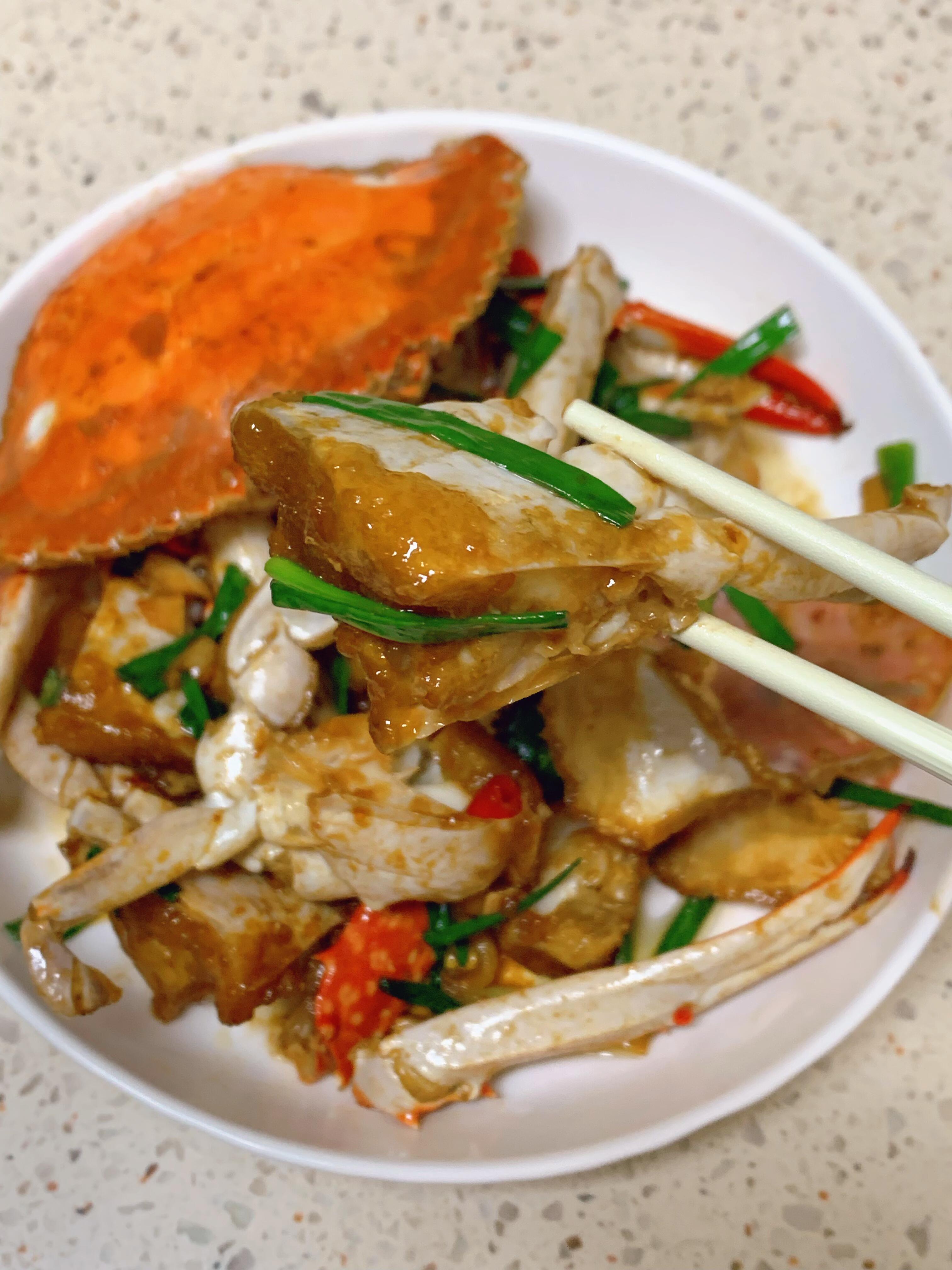 葱姜梭子蟹，鲜香入味的家常做法梭子蟹最近真的很适合这样做！🦀 不蒸也不复杂，先