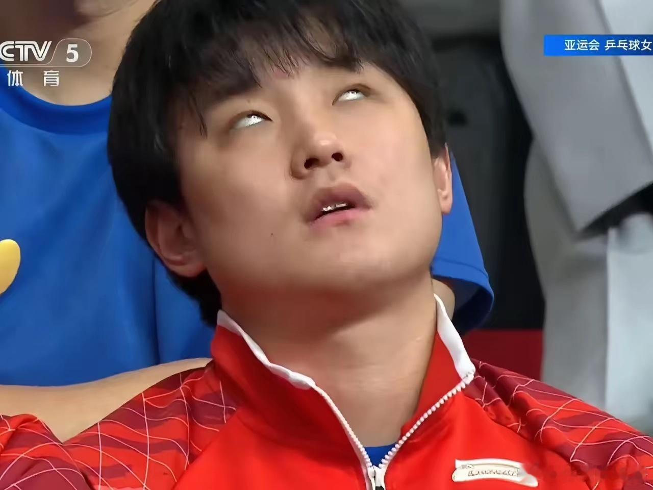 张本智和看到妹妹输球仰天翻白眼 从11-0开始，比赛就失去悬念。国乒双曼越打越顺
