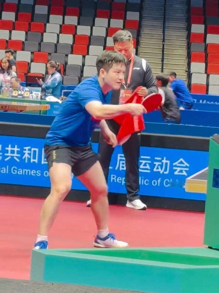 樊振东上场帅气十足，满头大汗的乖宝，看着就很开心，超级不错的东哥，又见到了！
帅