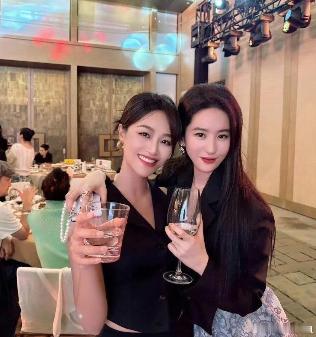 蓝盈莹气质不输刘亦菲！ ​​​