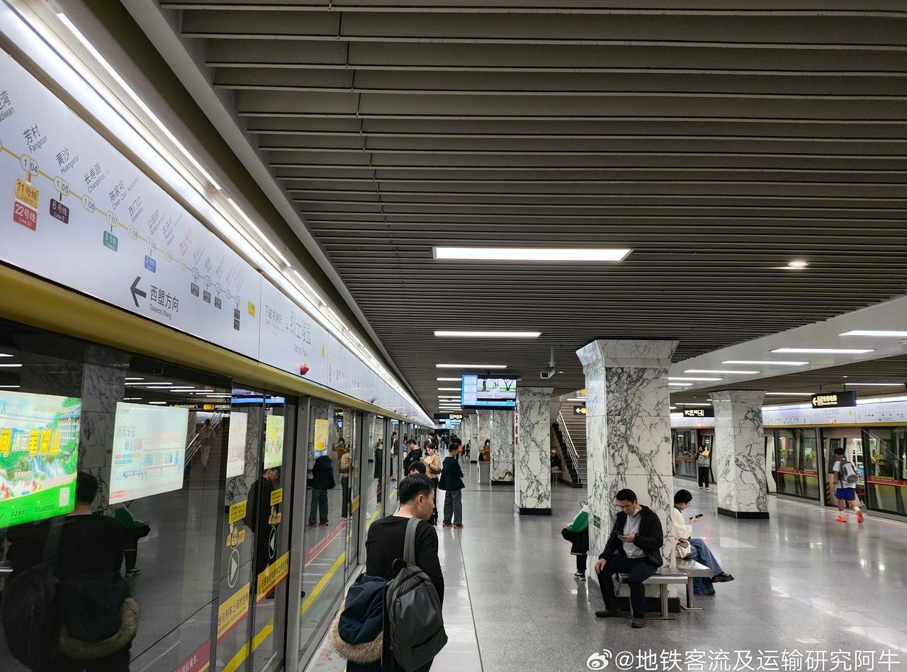 图1为19：18广州地铁1号线（6A）烈士陵园站2站台候车客流；
图2为19：2