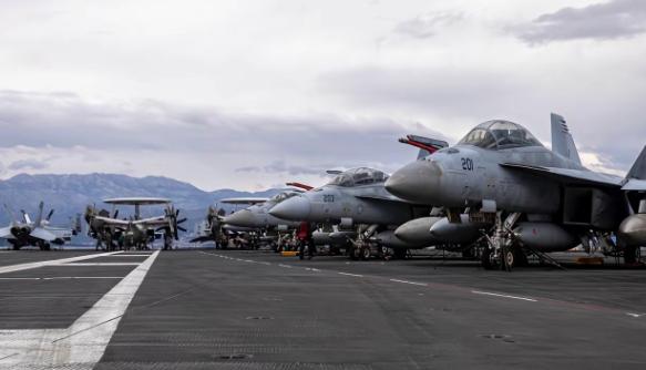 大家发现没有，你只要说美国拉胯，武器装备不行，打仗更不行，有些人就特别开心。
哪