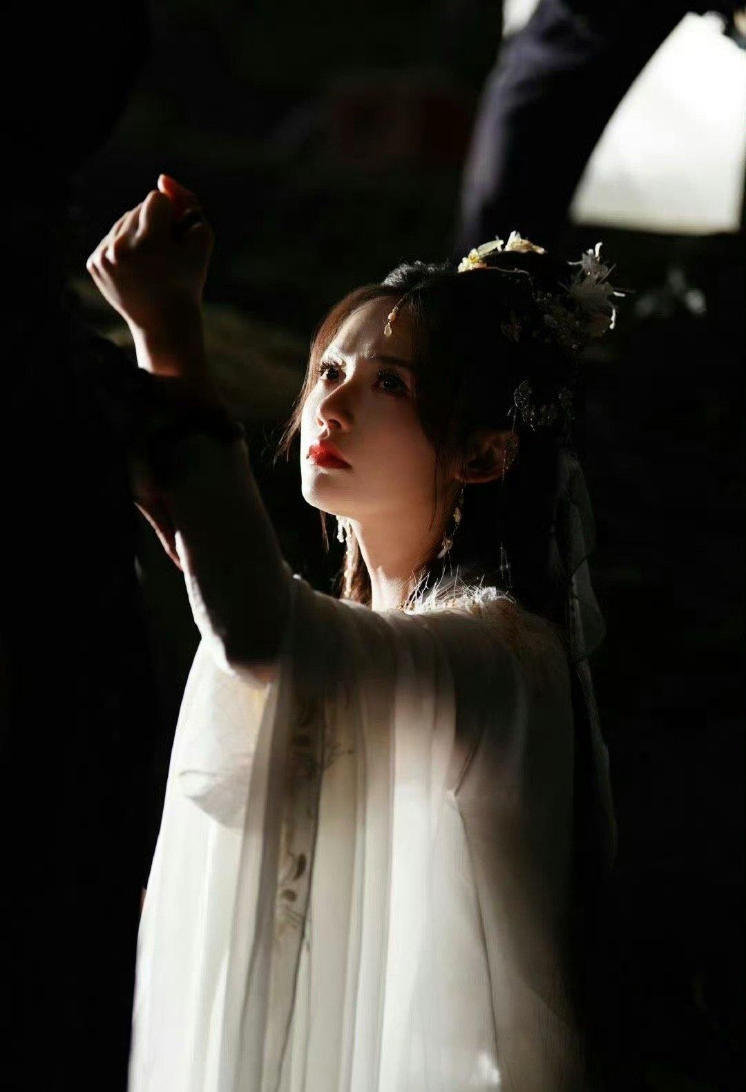 陈宙飞你真的是太会拍了啊！我要给你加鸡腿了啊！这个镜头真的是狠狠给我美到了啊！爱