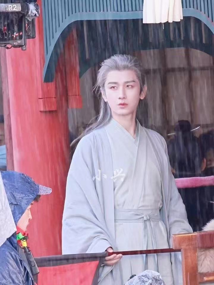 成毅白发谢淮安  成毅雨中白发路透 成毅雨中白发造型路透，谢淮安故事感好绝，好期