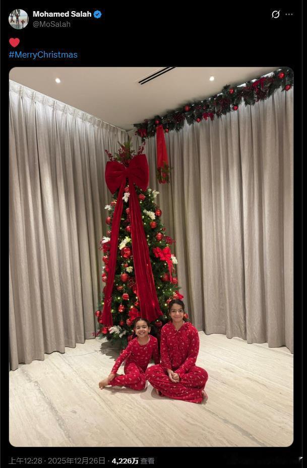 萨拉赫再次圣诞节发了一张庆祝圣诞节的照片，他11岁的女儿玛卡和5岁的女儿卡扬坐在