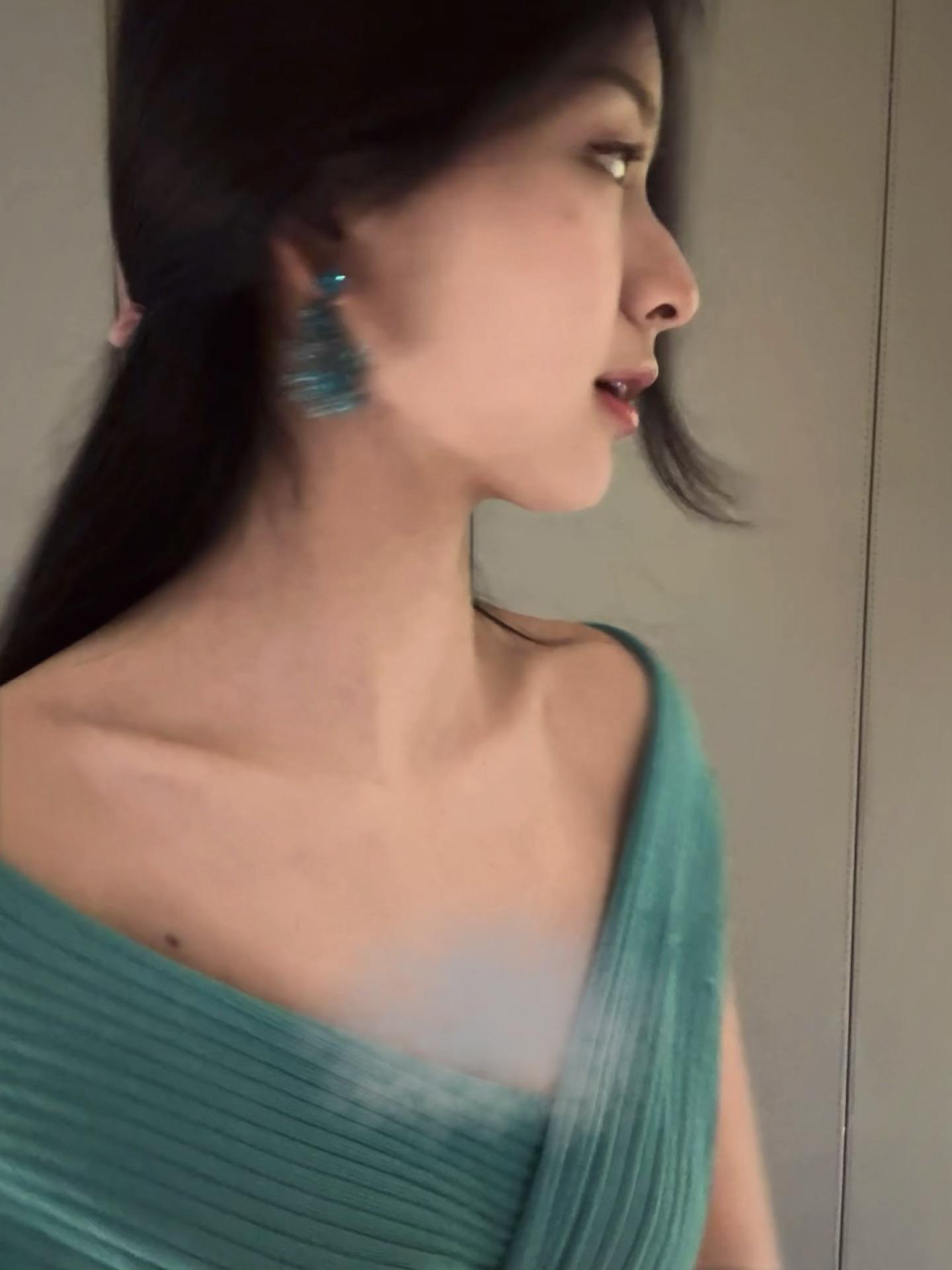 每次去买衣服 导购员都会说“喜欢可以试试” 如果和姐姐在一起也这么容易就好了