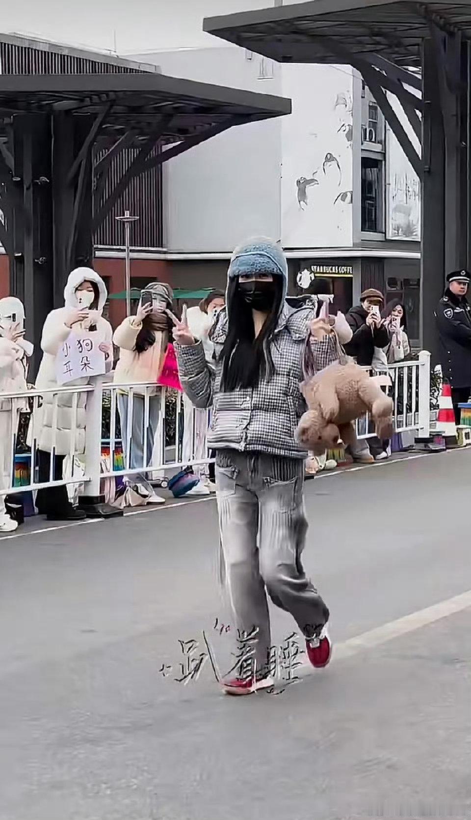 虞书欣给粉丝隔空签名虞书欣隔空给粉丝签名看到隔空签名的瞬间直接被暖到，虞书欣永远