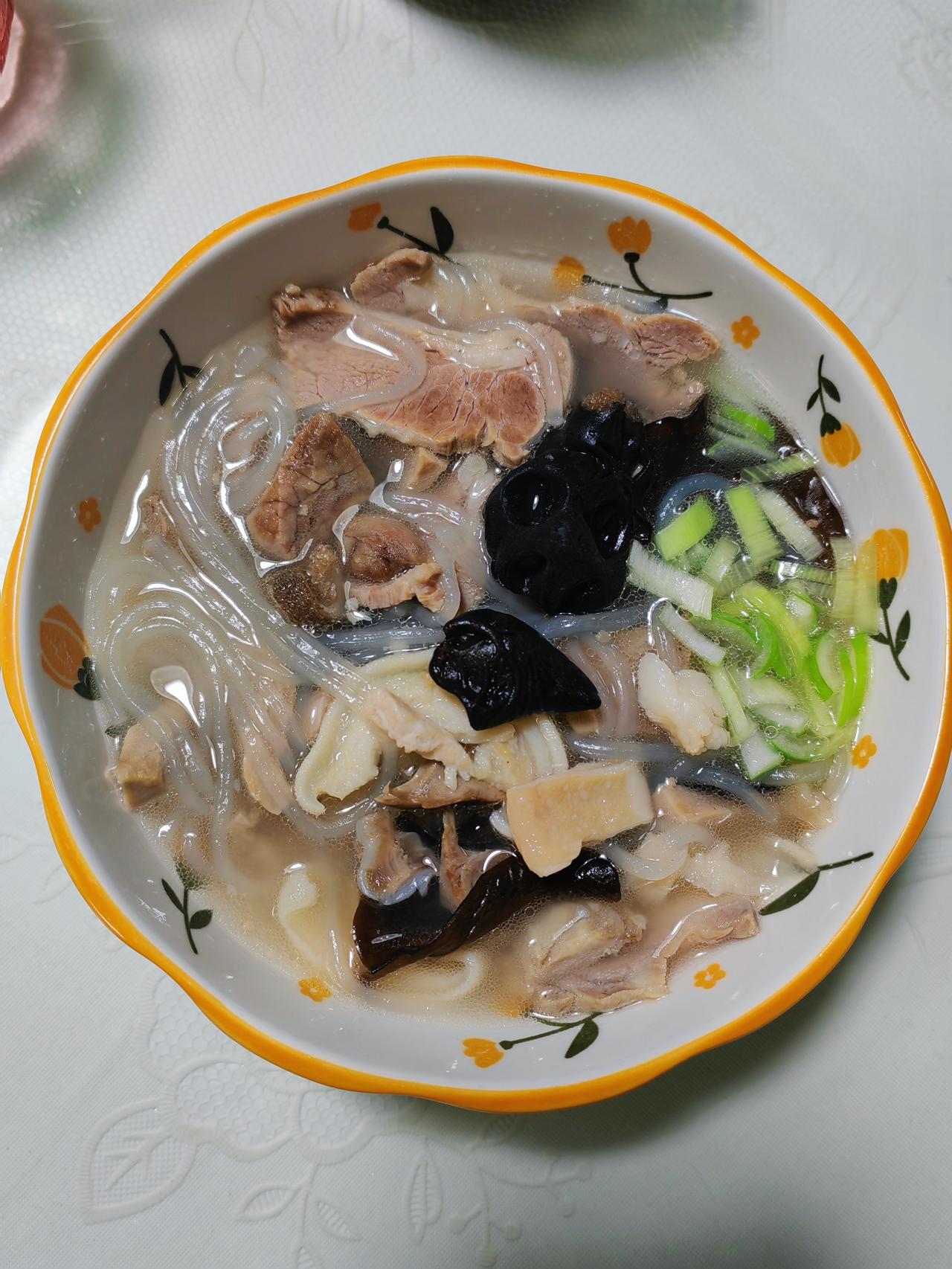 老公做的晚饭，羊杂汤，剩菜炒空心菜梗。我都扔进垃圾桶的菜梗子，他竟然又捡了回来。