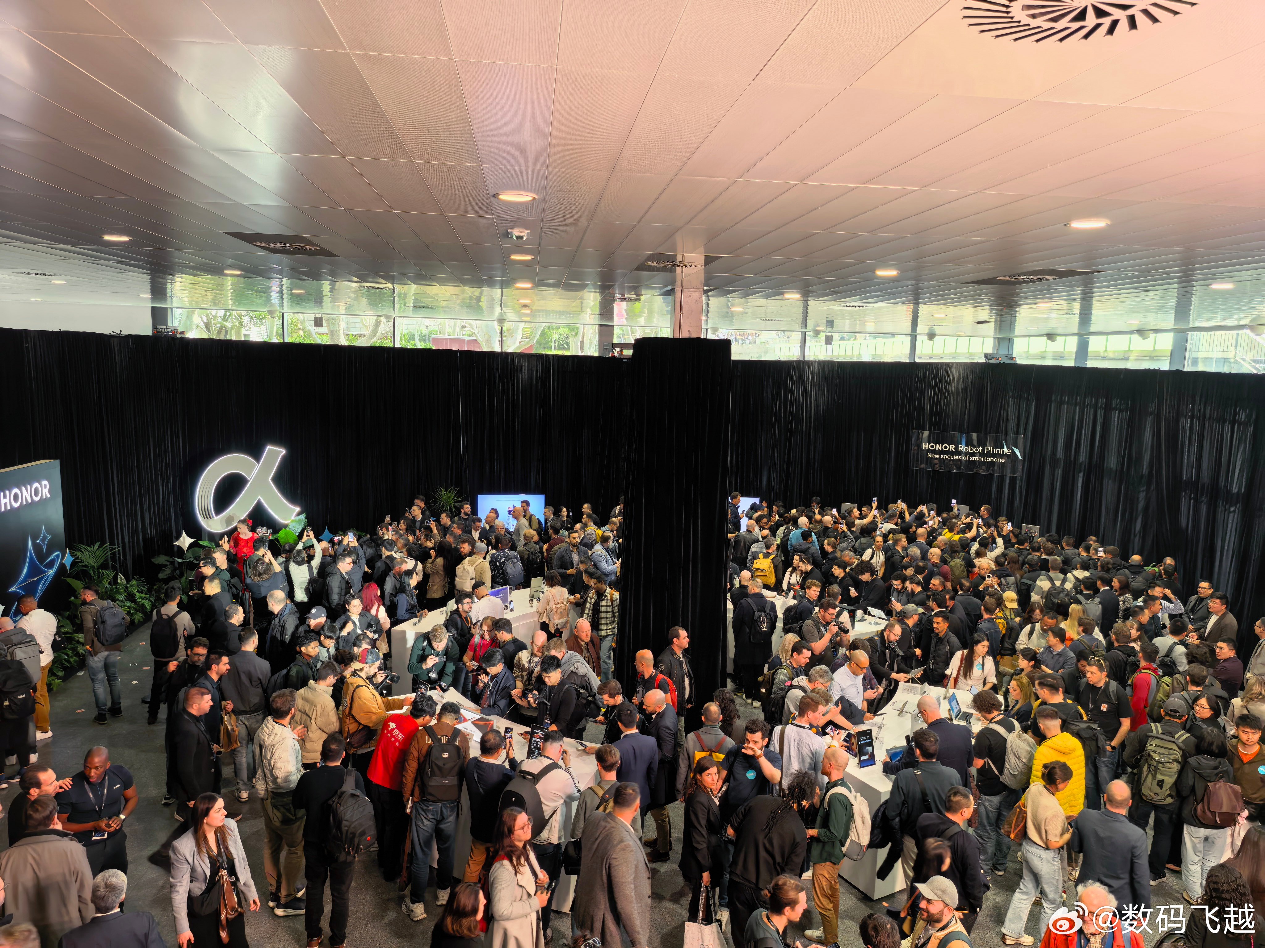 到达荣耀Magic V6发布会现场，期待全新的荣耀Magic V6，发布会MWC