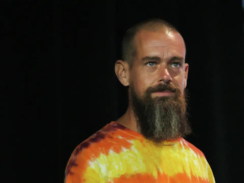 Jack Dorsey 一次性裁掉 4,000+ 人，并警告「未来一年多数公司都