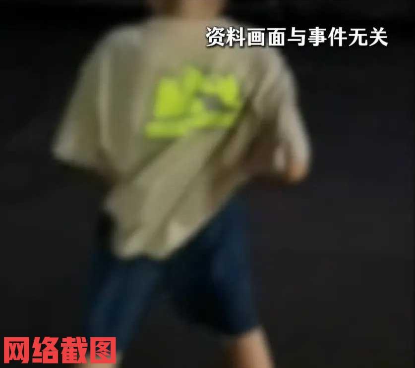 浙江有女子晚上出门遛狗。

女子在经过一处河边时，看有大叔在河边站立，还以为有人