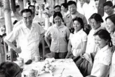 1965年，周总理到新疆石河子农场，竟遇到一位淮安姑娘，周总理面对这个稚嫩的老乡