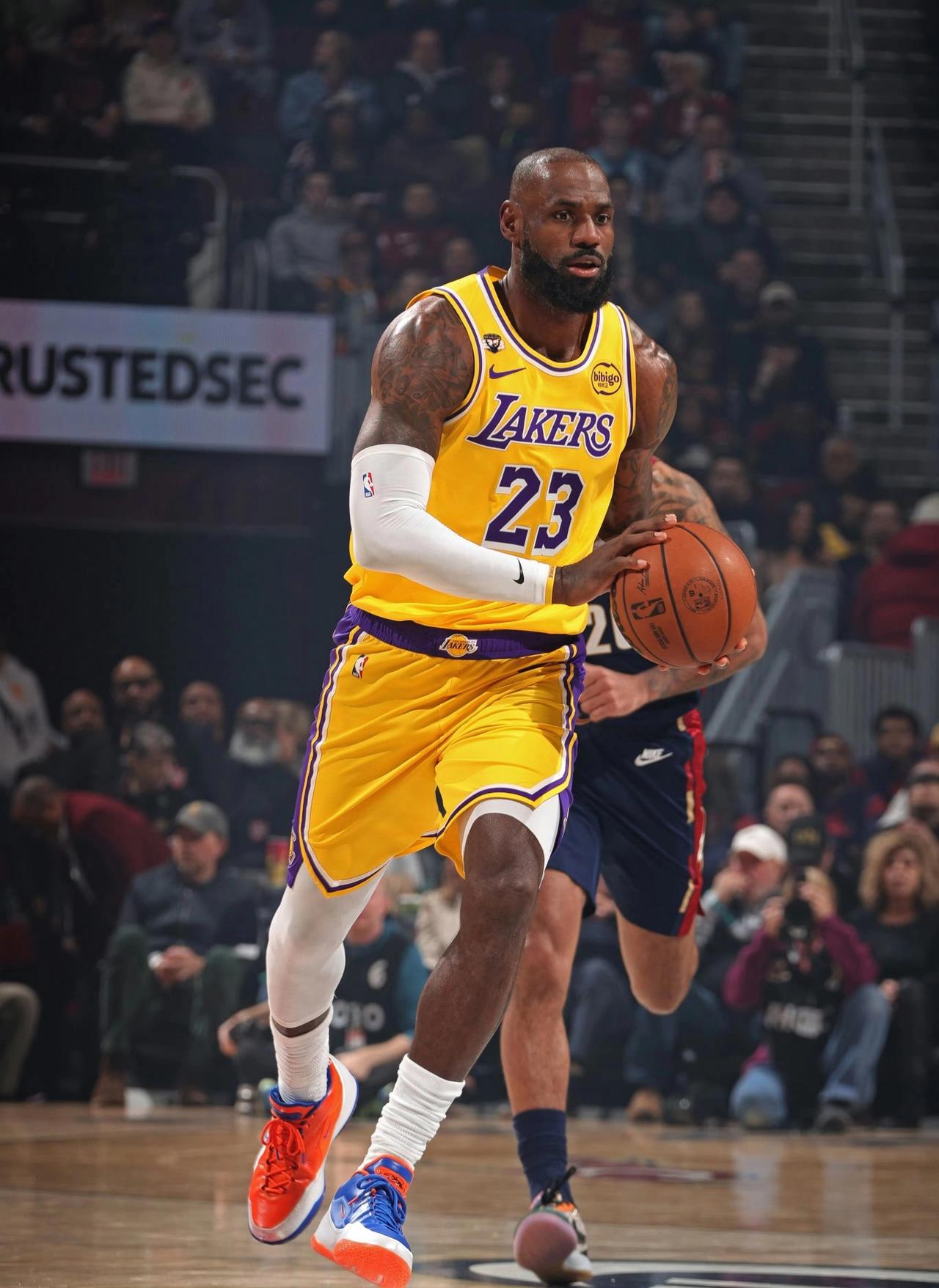 有件事，
不知当讲不当讲，
詹姆斯想超越乔丹，基本没可能了。

乔丹28岁就拿下