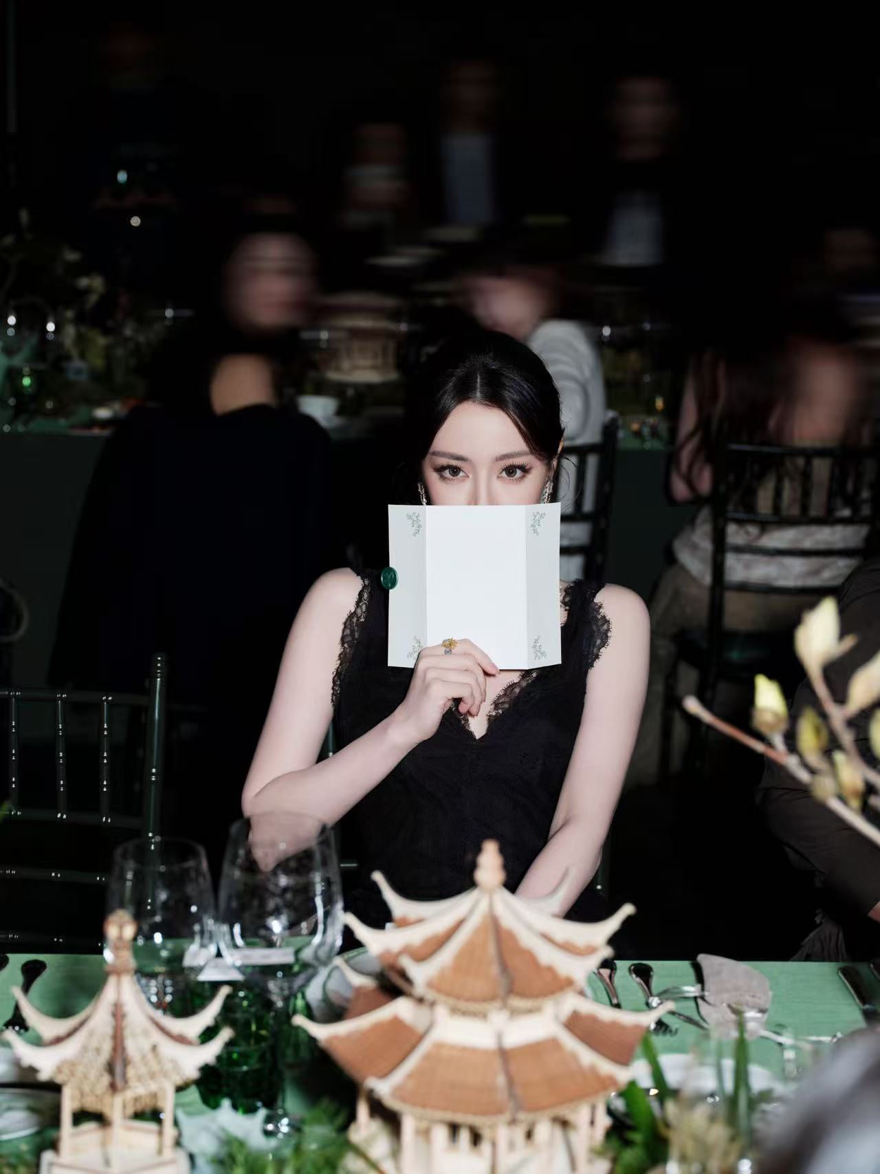 热巴晚宴照迪丽热巴Dior晚宴照热巴晚宴照，好美，蛙趣爱了 