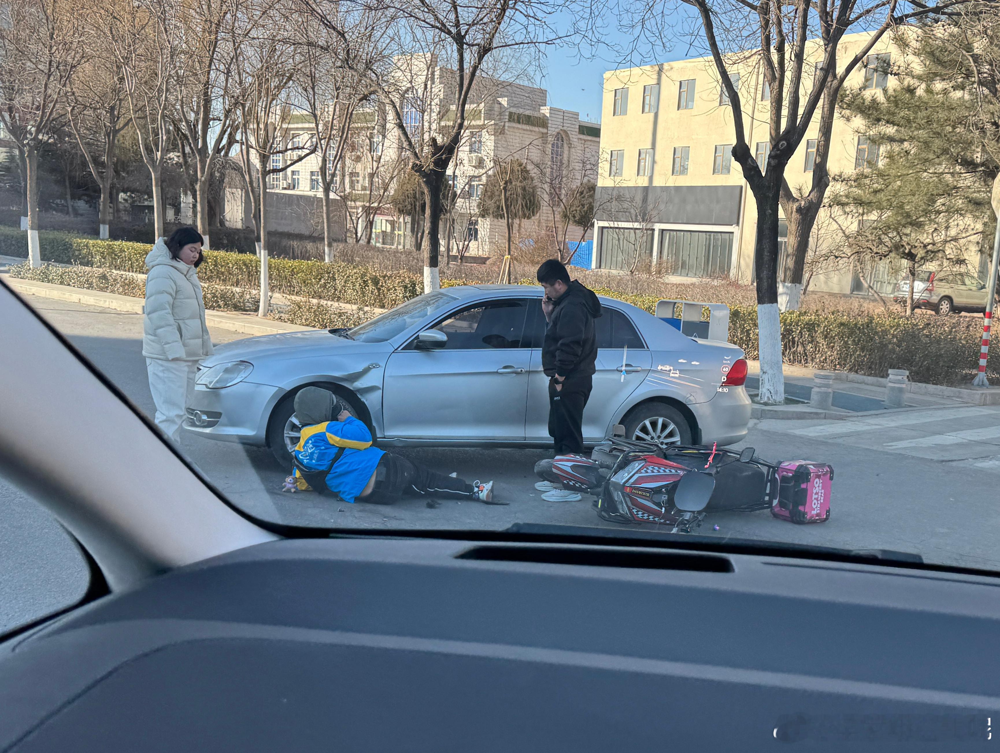 路口右转应该先让直行车通过，汽车全责了。快过年了，希望闪送这兄弟没受伤。大家过口