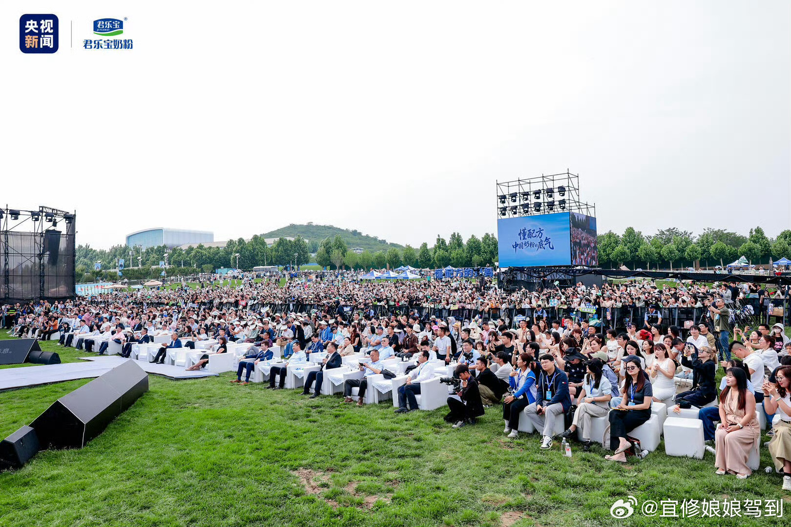 长红了这么多年的女明星活动现场还有这样的人气和这么多线下粉确实让人震惊。一边留住