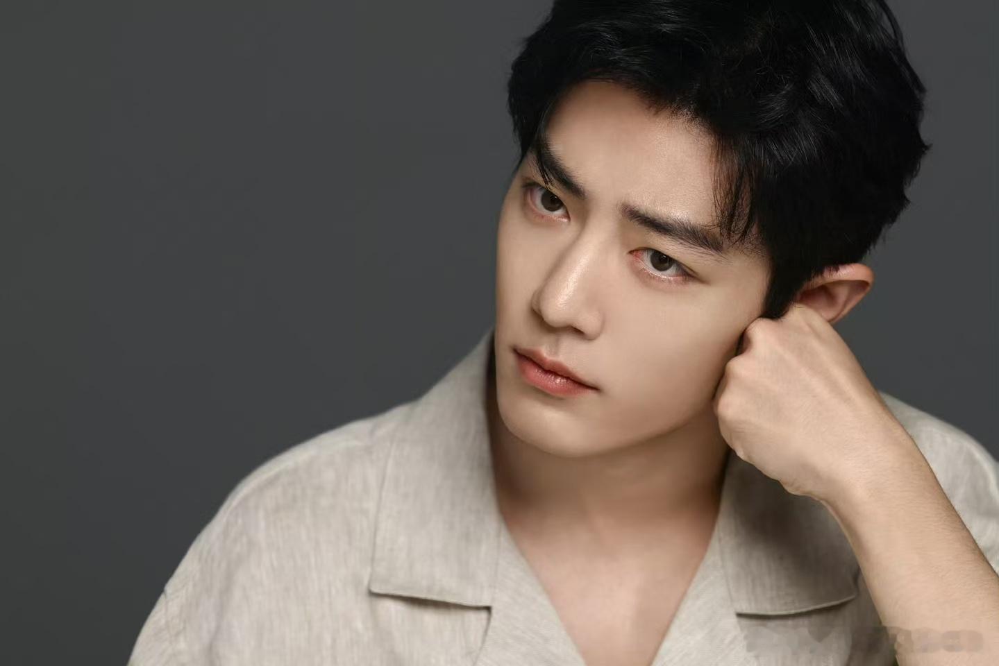 #肖战岁月明朗流光万千##肖战祝中秋节快乐#肖战岁月明朗流光万千，提前祝大家中秋