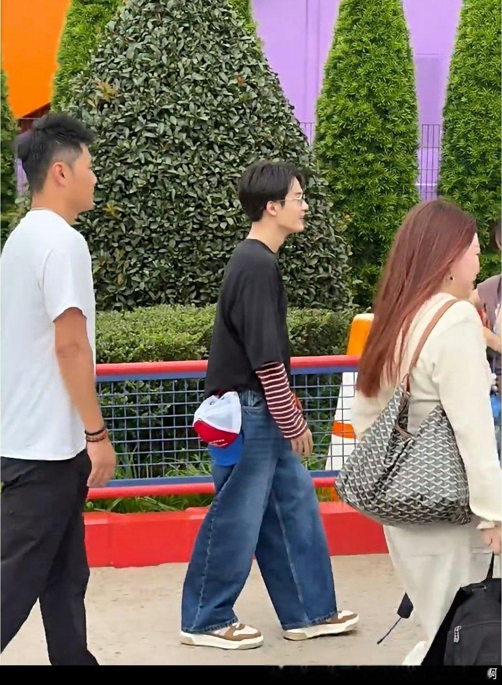 人群里的“小手办”[泪奔] ​​​