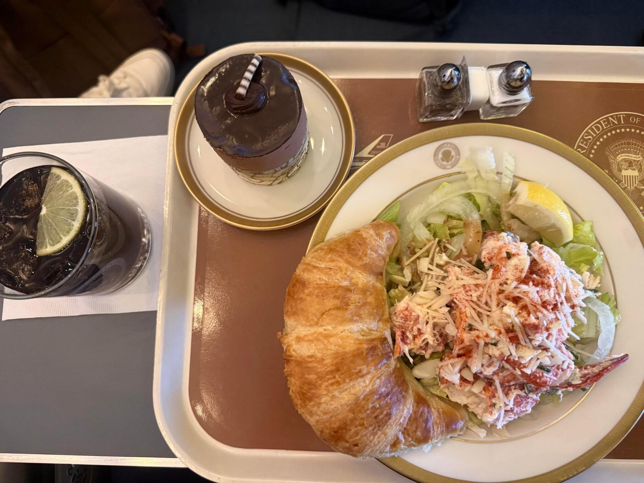 特朗普访华午饭时间，来看看空军一号上吃什么总体来说给普通随从人员的也不算多么奢华