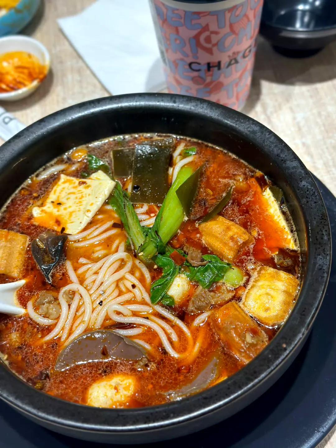 单位旁边新开了一家米线店，是正宗的云南人开的。今天上午下班后去吃，点了一份牛肉火