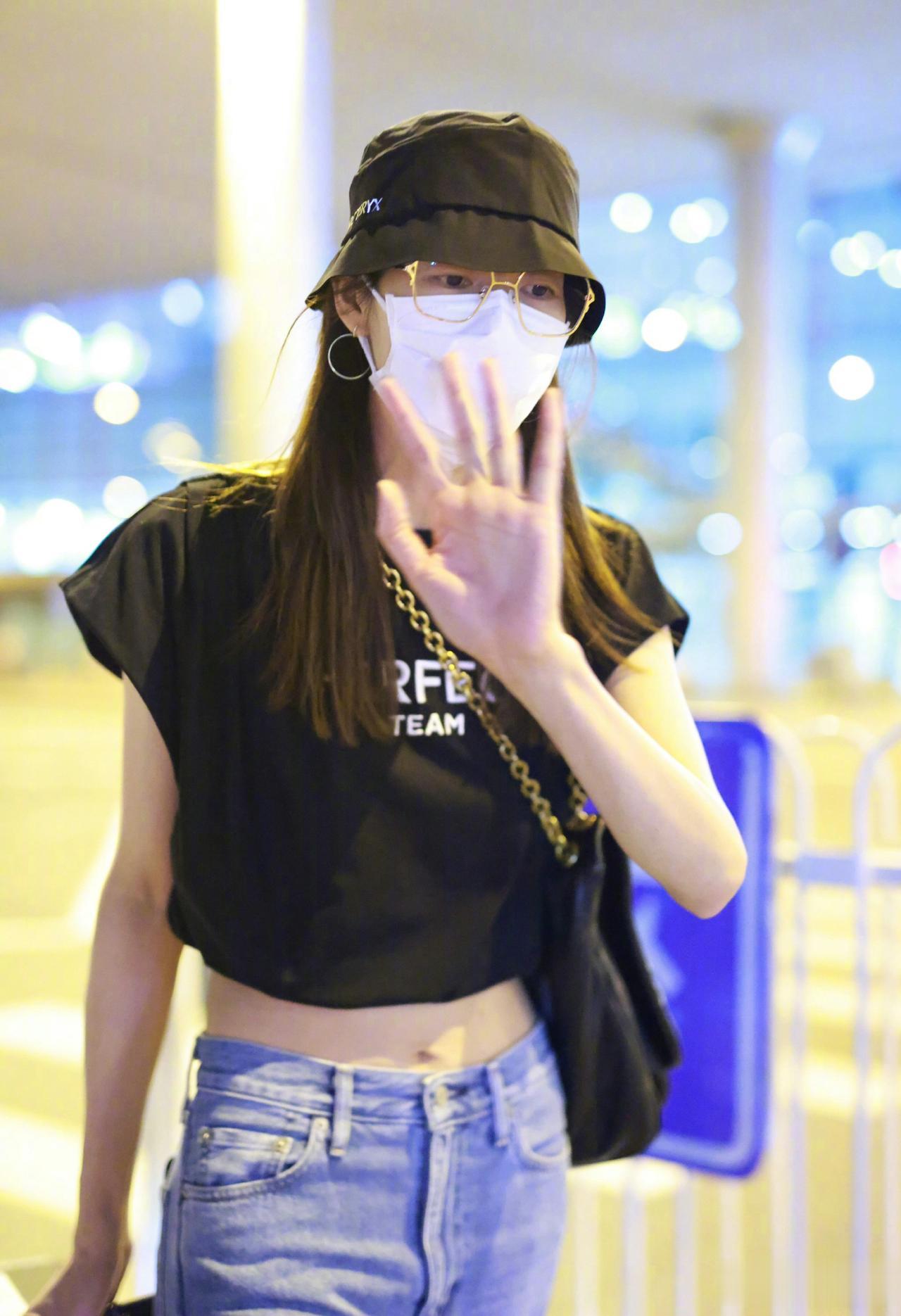 刘雯最新机场look。PERFECTEAM黑色crop top 和低腰牛仔的搭配