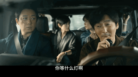 郑旗 死腿快开  看着郑旗在警车里焦急地等待红灯，我突然觉得，这督查其实也挺可爱