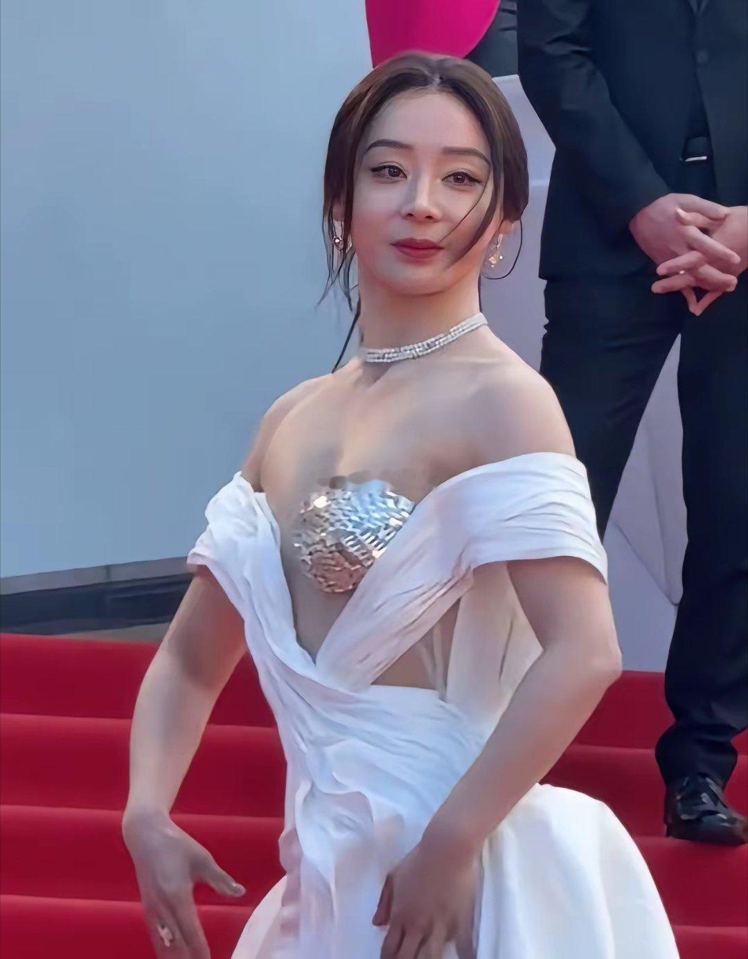 设计师设计这件衣服的时候没想过有人敢穿吧，结果袁姗姗穿到嘎纳去了 
