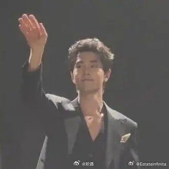 肖战最新生图看起来怎么样 30+了这样子很不错的吧 