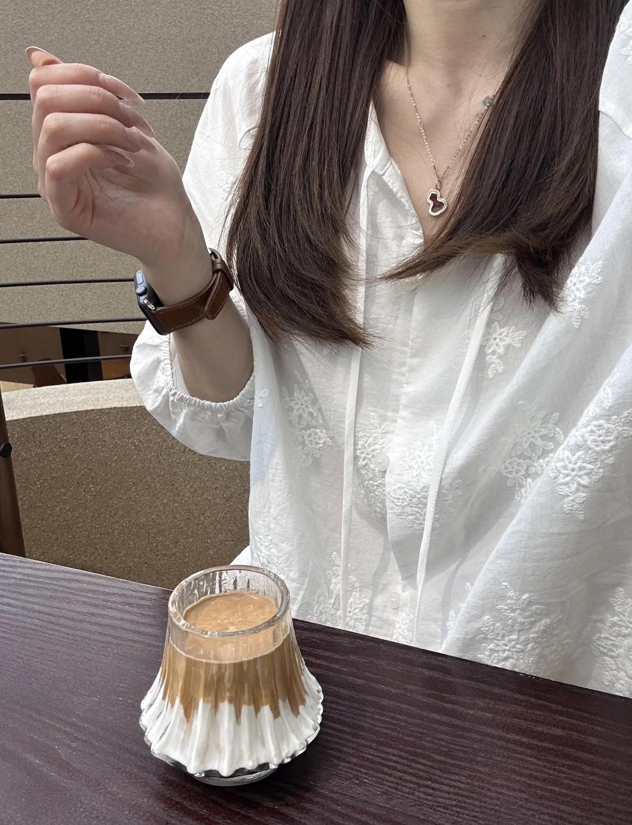白衬衫是我跟风最成功的一次。。。
白衬衫真的永远不会过时啊啊啊
跟风入的这套白衬