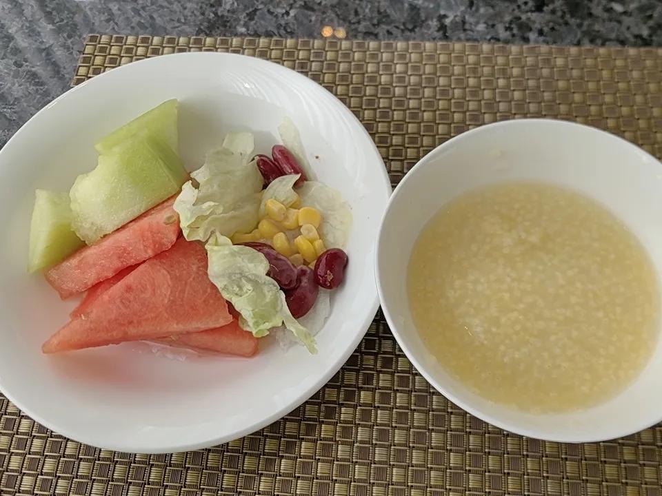 今天在酒店吃自助早餐，琳琅满目，为了减肥，不敢多吃，喝点小米粥，吃点蔬菜水果就好