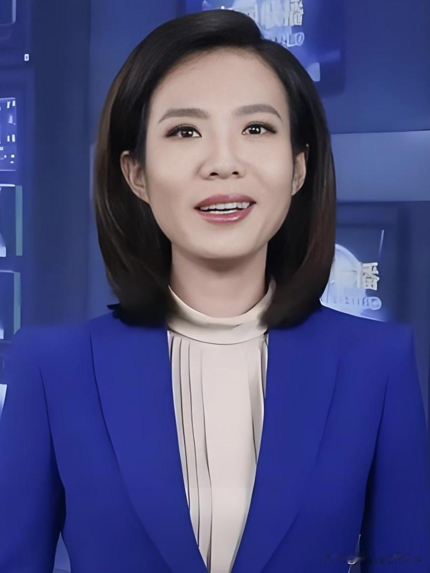 宝晓峰：央视《新闻联播》主播，端庄大气，以沉稳专业的播报风格传递时代强音。女央视