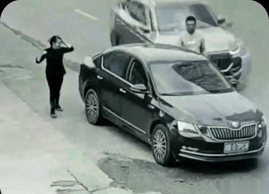 手刚搭上车门，身子正要往里钻。
就这一下，还没等坐稳，身后一辆白色轿车闷着头就冲