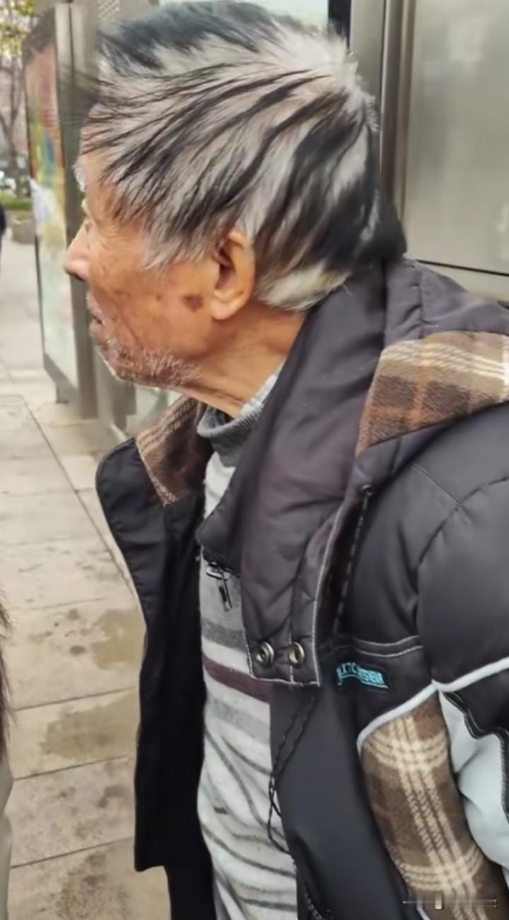 年末将至，这位82岁的老投资者，看上去着实像个拾荒老人！他补仓的股票再度被套牢，