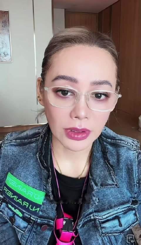 宁静直播辟谣没有打架…还回应花少2剪辑消音的事，说剪辑也没错🙊

表述没有打架