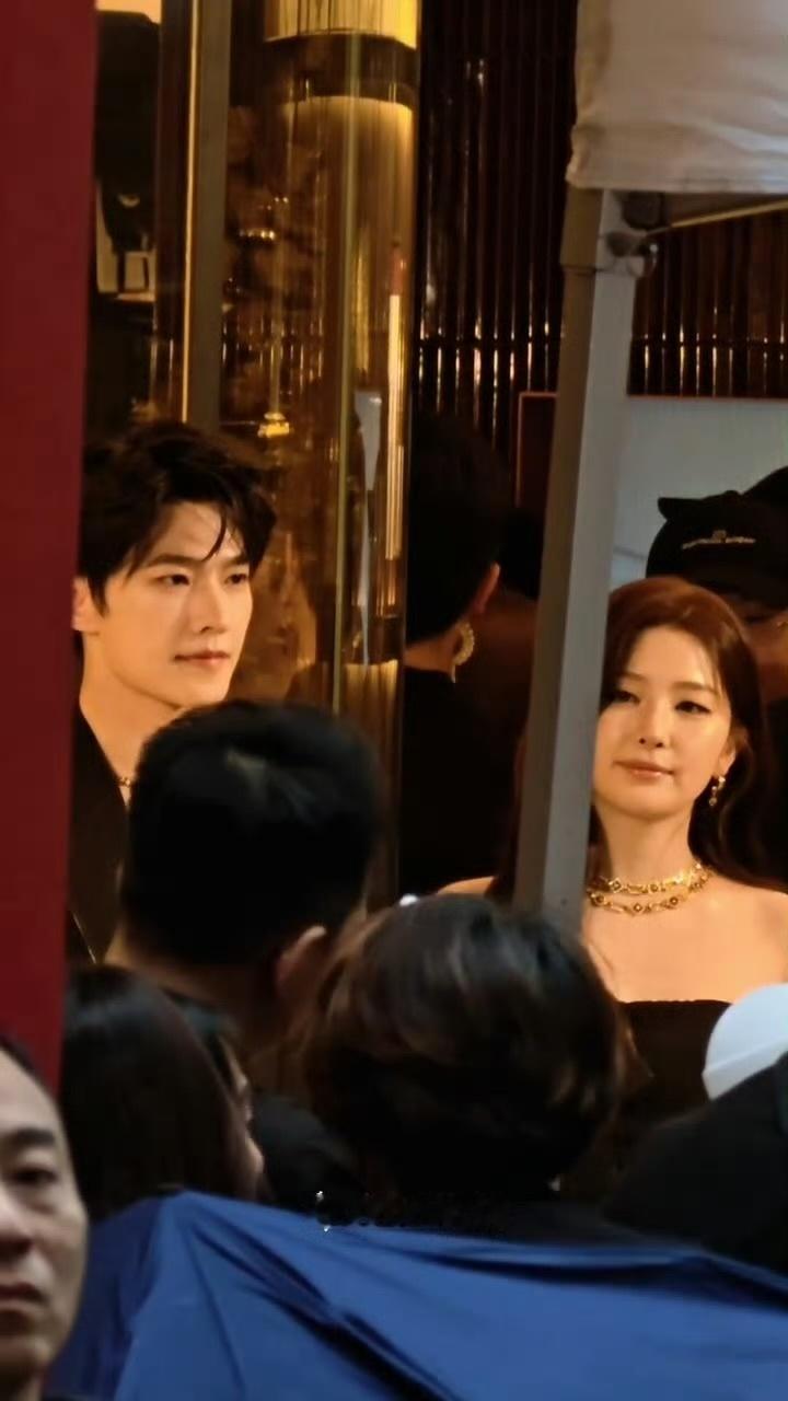 杨洋姜涩琪香港品牌活动同框，好伟大的两张脸，如此权威，一些小说的豪门味，自带港风