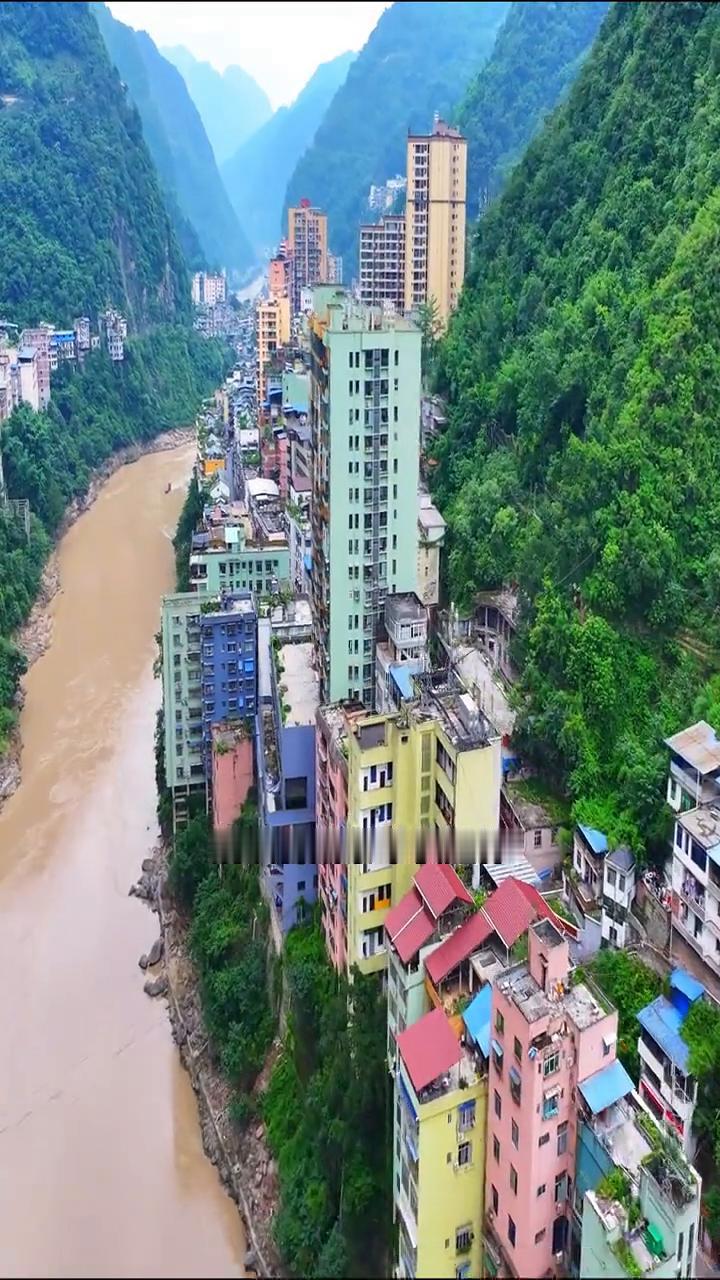 这就是"世界上最窄的城市"，它的狭窄程度超乎想象。整座城市沿峡谷成条带状延伸，最