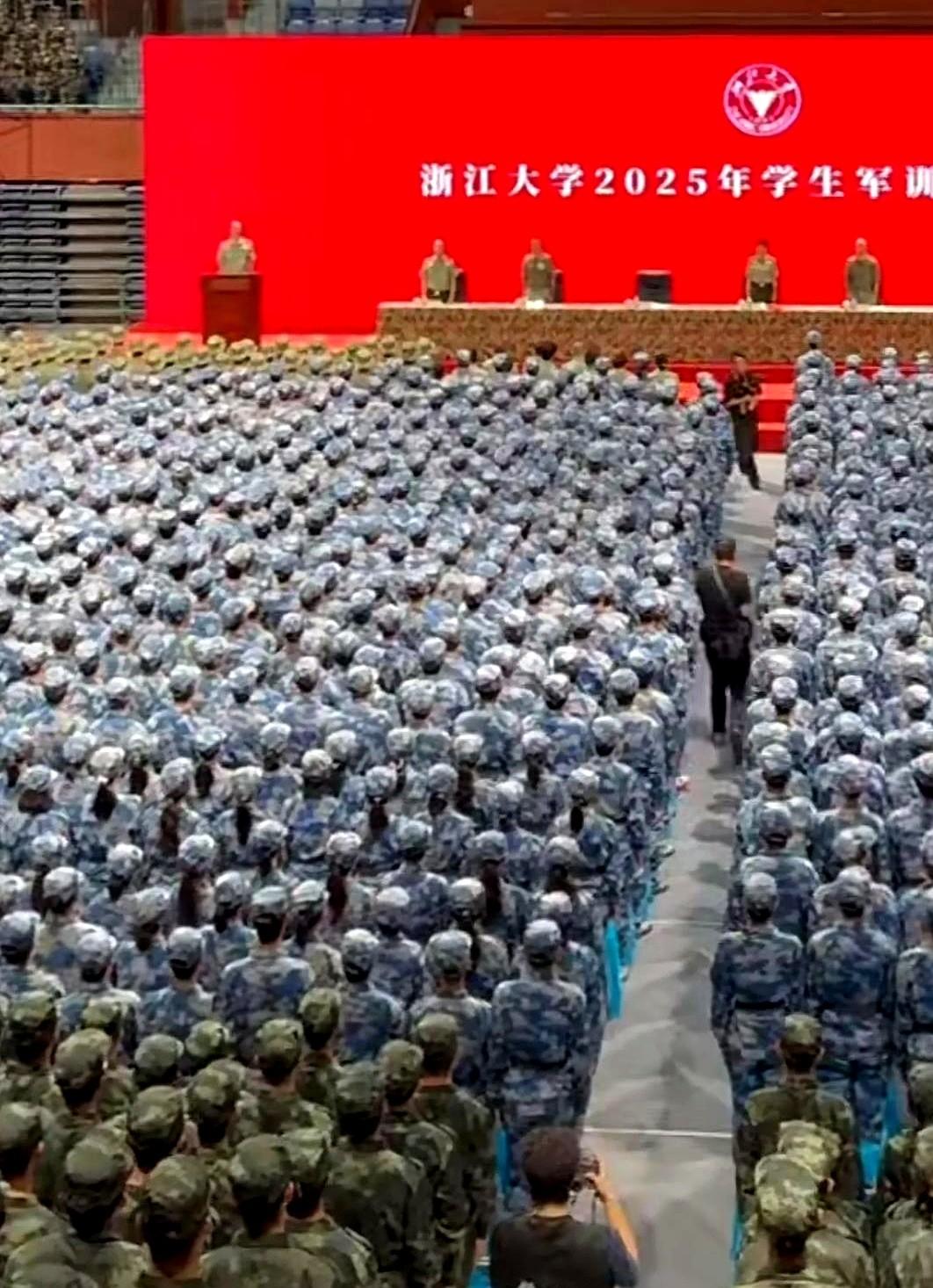 一条“地缝”梗，把武大送上热搜。
浙大升旗照刷屏，武大被点名“找缝”，火药味浓得