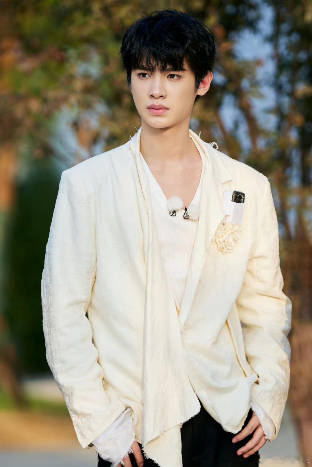 #黄明昊小王子卷毛# 黄明昊《密室大逃脱》高清剧照，小卷毛王子元气回归啦，随地大