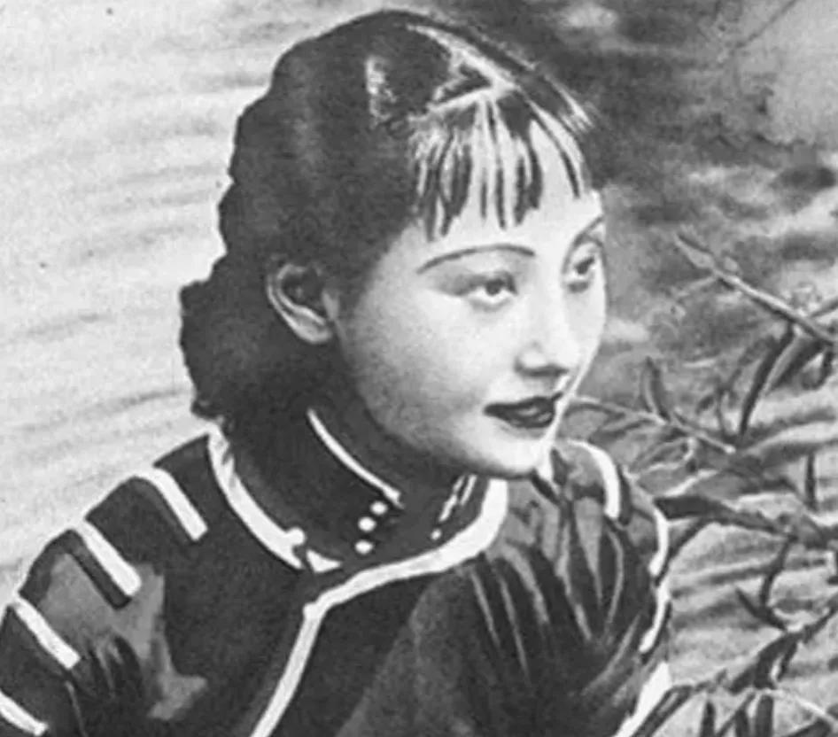 1925年，24岁的青楼女子张素贞正在接客。然而，当她开始宽衣解带时，一把枪却抵