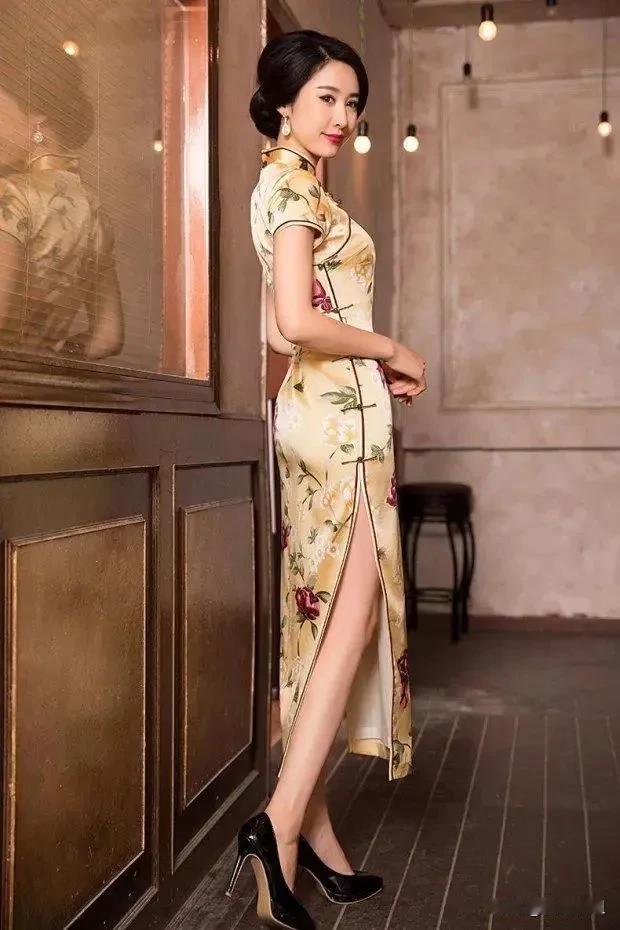 早上天还没亮，就从家出来了。去超市买了个面包装入袋子是，步行往单位走。路两旁偶尔