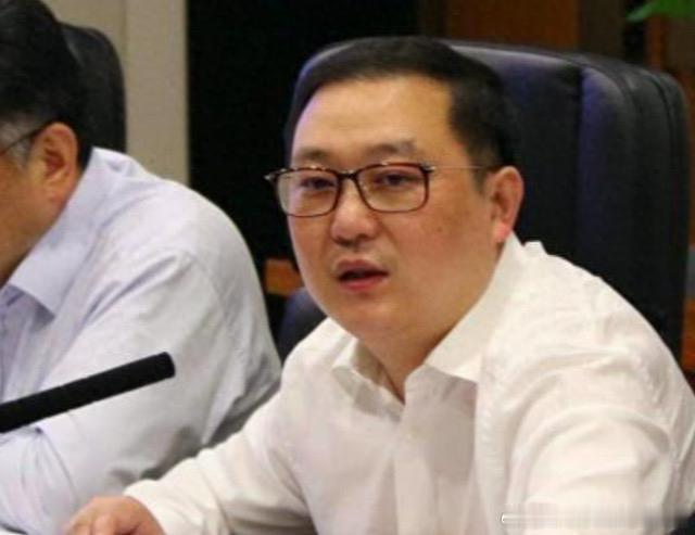 这个密春雷真难看，董卿看上他什么了呀？钱吗？再多钱，也不够精神损失费！ ​​​