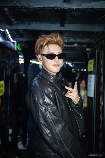 黄子韬聊天不用表情包也能看出情绪 黄子韬聊天不靠表情包加持，情绪却十分鲜明，对工