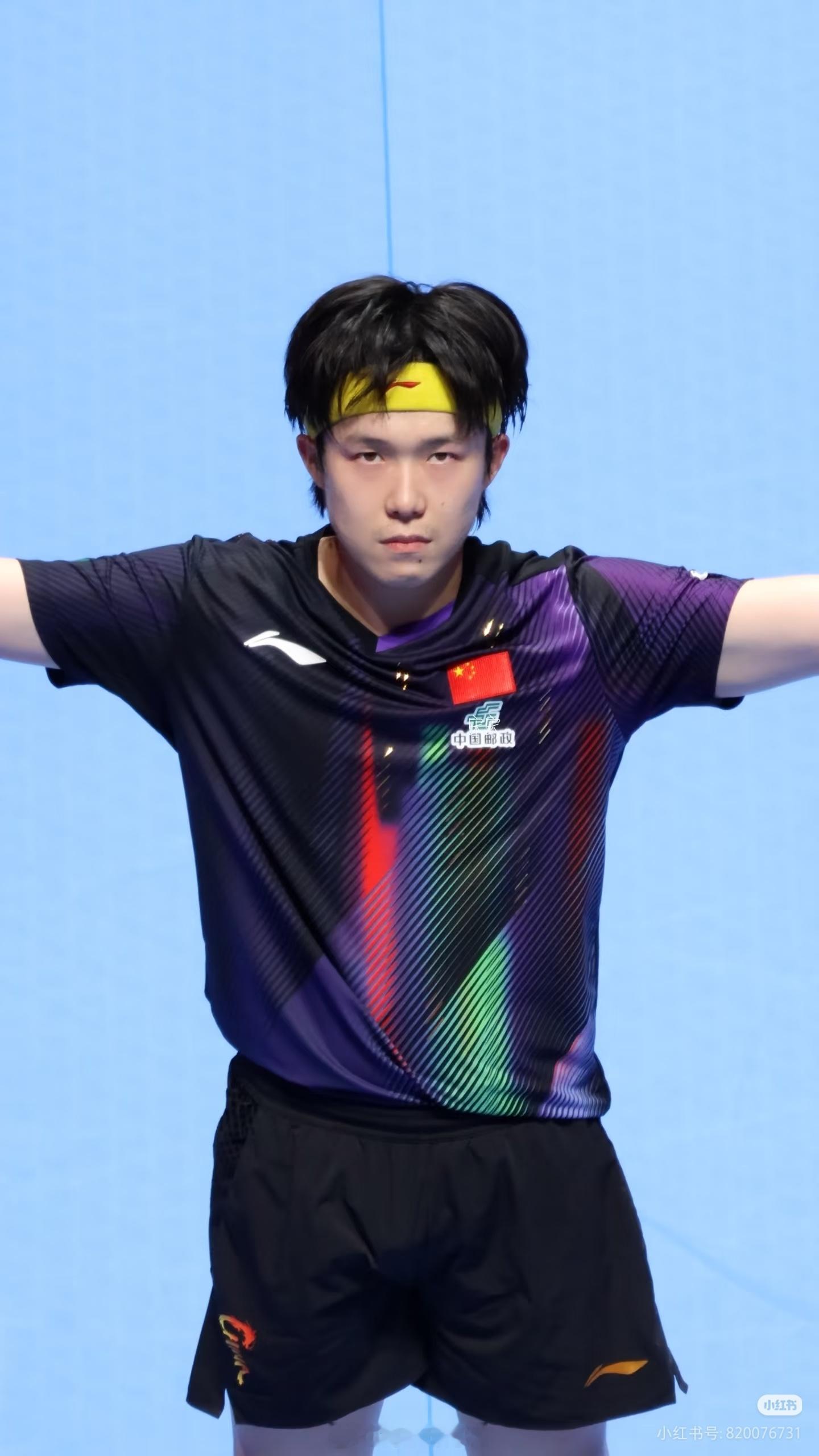 忘记说，昨天刷到这个眼神真的狠狠被戳中了…………完全就是狮子猎杀成功时，那种极具