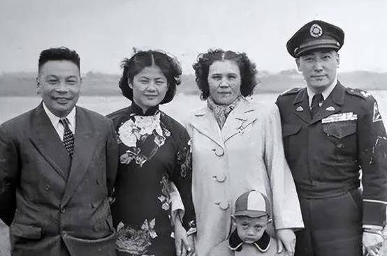 1980年邱行湘去台湾探亲，回大陆前，蒋纬国给了他一大笔钱，邱行湘却说：“我这次