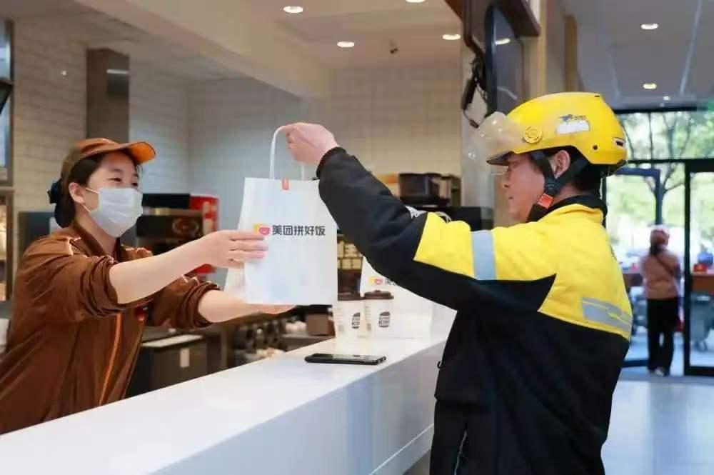 品牌卷起来，我们消费者直接躺赢！

现在餐饮品牌卷得有多狠？看看汉堡王 × 拼好