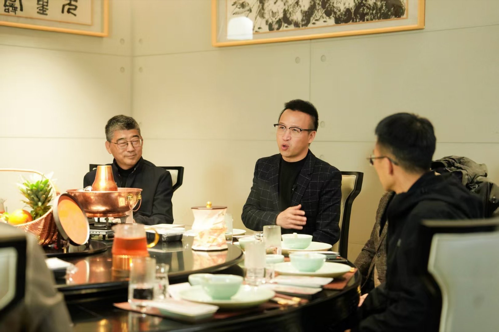 闽商过年返乡尊有排面闽菜大师坐镇，老友相聚团圆，这样的春节，既有烟火气又有仪式感